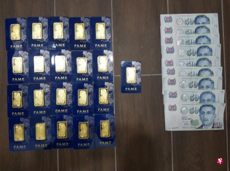 警方去年逮捕被告等人时起获45条假金条。（警方提供）