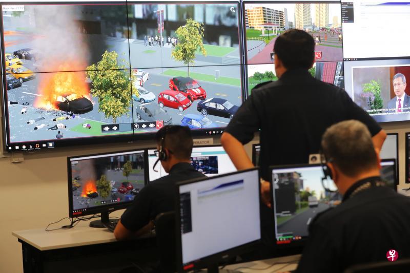 内政团队学院年初开始使用的模拟训练系统,可放映汽车炸弹爆炸、歹徒持刀攻击及骚乱等13个仿真模拟情境,让指挥官“实时”应对,以提升他们的策略应变能力。(海峡时报) 内政团队学院年初开始使用的模拟训练系统,可放映汽车炸弹爆炸、歹徒持刀攻击及骚乱等13个仿真模拟情境,让指挥官“实时”应对,以提升他们的策略应变能力。(海峡时报)