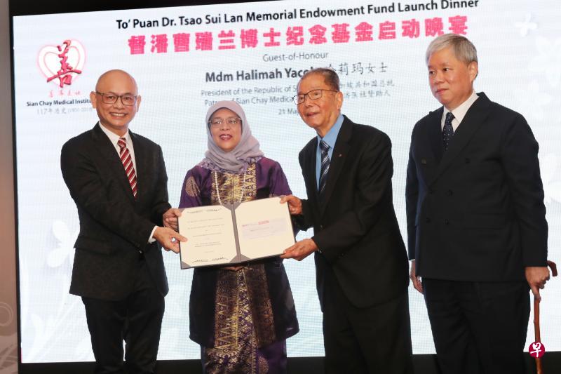 鳄鱼牌公司的创办人陈贤进博士(右二)与儿子陈德慎(右一)在哈莉玛总统(右三)的见证下,把200万元支票献给善济医社主席卓顺发。(陈来福摄) 鳄鱼牌公司的创办人陈贤进博士(右二)与儿子陈德慎(右一)在哈莉玛总统(右三)的见证下,把200万元支票献给善济医社主席卓顺发。(陈来福摄)