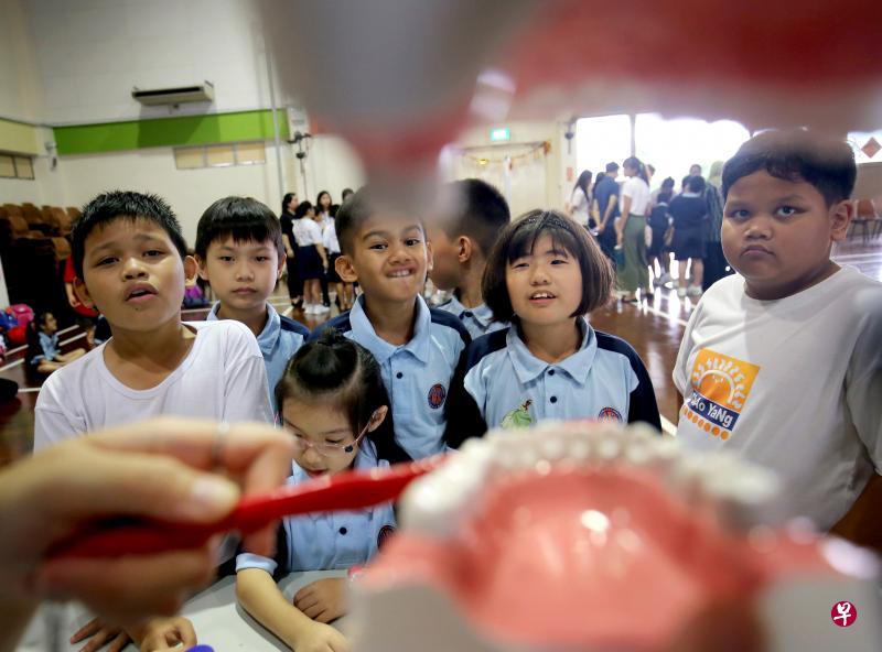 南洋理工学生利用牙齿模型,向朝阳学校的特需孩童示范如何正确刷牙,灌输口腔卫生知识。(严宣融摄) 南洋理工学生利用牙齿模型,向朝阳学校的特需孩童示范如何正确刷牙,灌输口腔卫生知识。(严宣融摄)