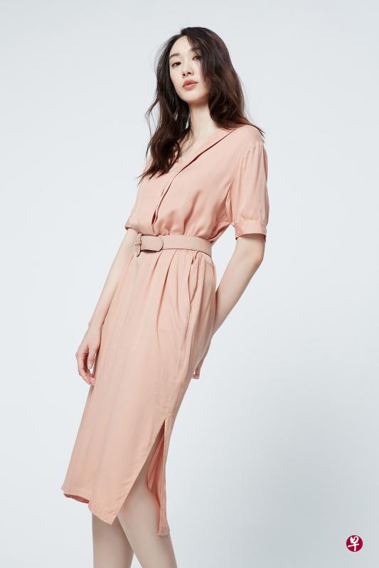 面试时穿连身裙不宜过短,以及膝长度为准。(iROO提供) 面试时穿连身裙不宜过短,以及膝长度为准。(iROO提供)