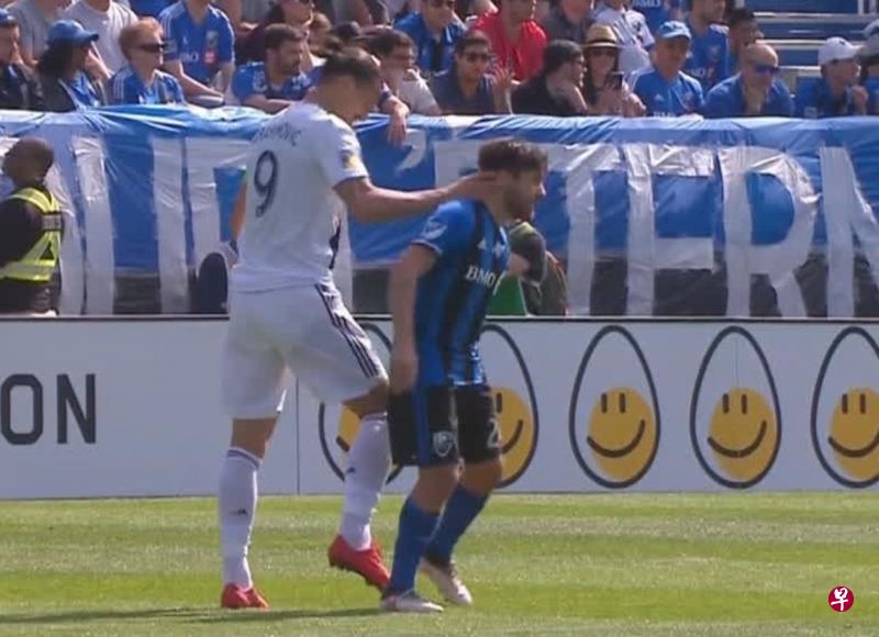 银河球星伊布(左)从冲击球员彼得拉索背后出手,狠掴了对方侧脸一个耳光。(互联网) 银河球星伊布(左)从冲击球员彼得拉索背后出手,狠掴了对方侧脸一个耳光。(互联网)