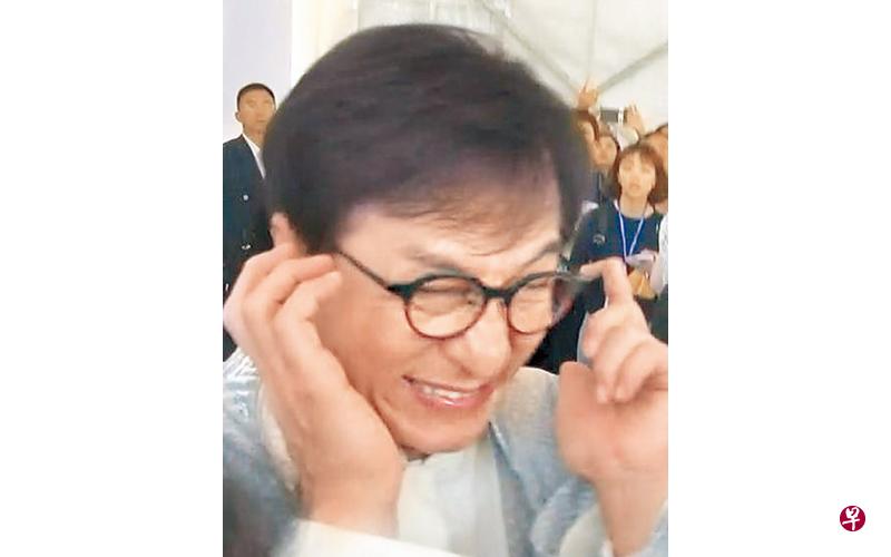 媒体提到“小龙女”,成龙捂耳拒答。(互联网) 媒体提到“小龙女”,成龙捂耳拒答。(互联网)