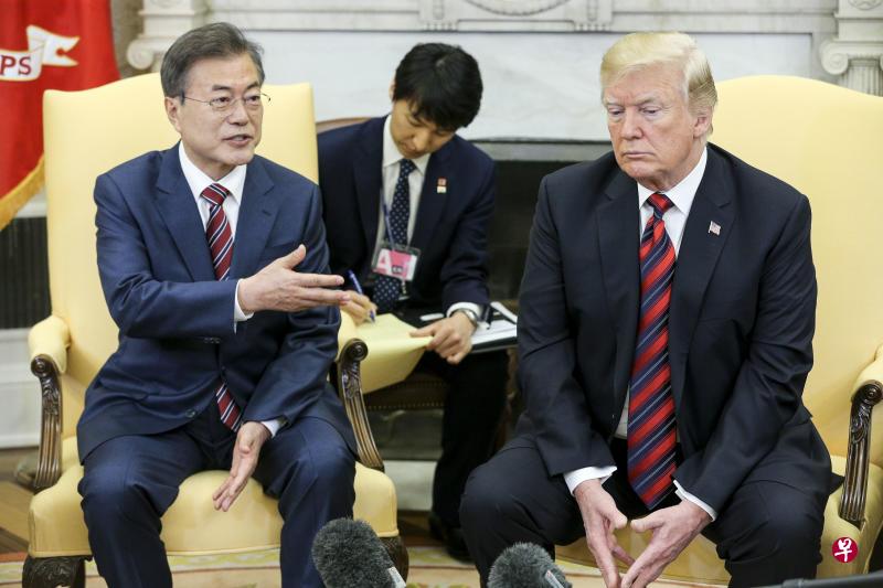 5月22日,到华盛顿访问的韩国总统文在寅(左)在白宫椭圆形办公室同美国总统特朗普会谈。(彭博社) 5月22日,到华盛顿访问的韩国总统文在寅(左)在白宫椭圆形办公室同美国总统特朗普会谈。(彭博社)