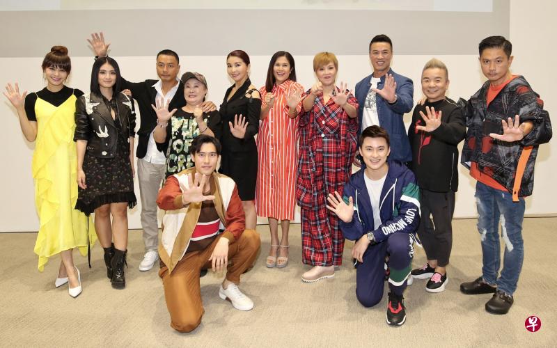 《五零高手》集结了资深与新生代演员。后排左起:陈楚寰、洪凌、秦伟、金银姬、陈秀环、林梅娇、陈丽贞、郑各评、陈建彬、周初明、谢宏辉(前排左)、吴劲威(前排右)。(龙国雄摄) 《五零高手》集结了资深与新生代演员。后排左起:陈楚寰、洪凌、秦伟、金银姬、陈秀环、林梅娇、陈丽贞、郑各评、陈建彬、周初明、谢宏辉(前排左)、吴劲威(前排右)。(龙国雄摄)