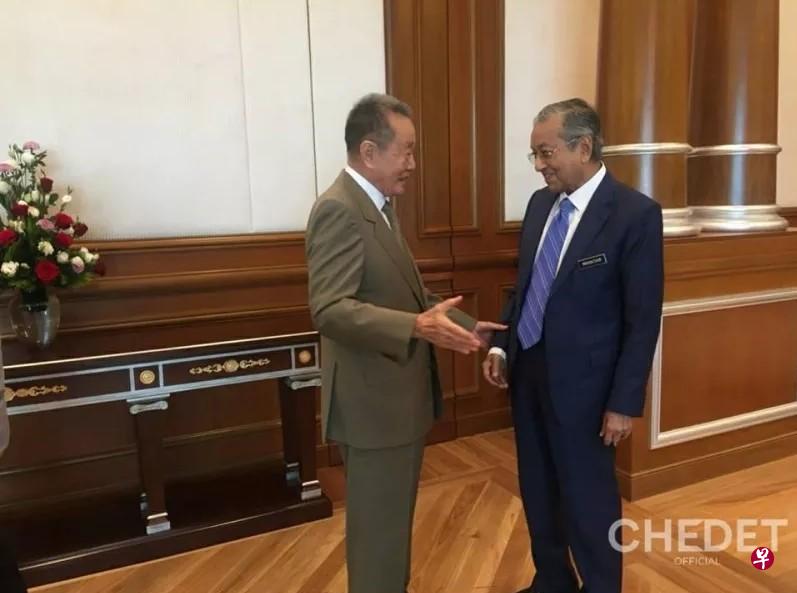 郭鹤年(左)今天告诉马哈迪:“你救了国家。”(马哈迪推特照片) 郭鹤年(左)今天告诉马哈迪:“你救了国家。”(马哈迪推特照片)