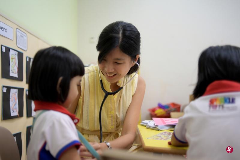 国大医院的医生从去年起开始为“关怀之圈”计划的受惠孩童提供身体检查,更好地照顾孩子们的健康。(档案照) 国大医院的医生从去年起开始为“关怀之圈”计划的受惠孩童提供身体检查,更好地照顾孩子们的健康。(档案照)