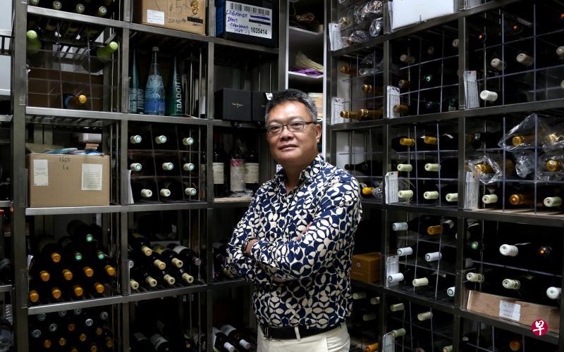 Fine Wines创办人兼总裁劳博能将科技公司转变成精品葡萄酒公司,并通过撰写双语酒评与举办课程教育公众如何品酒。(严宣融摄) Fine Wines创办人兼总裁劳博能将科技公司转变成精品葡萄酒公司,并通过撰写双语酒评与举办课程教育公众如何品酒。(严宣融摄)