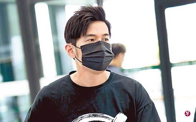 目击者说,周董在车内戴着耳机很专心在听歌,仿佛在选新秀。(互联网) 目击者说,周董在车内戴着耳机很专心在听歌,仿佛在选新秀。(互联网)