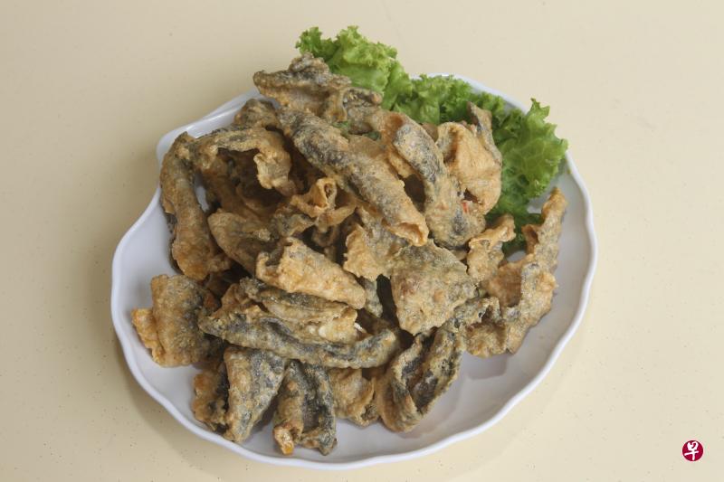 咸蛋鱼皮好吃,但卡路里、钙和脂肪都很高。(档案照) 咸蛋鱼皮好吃,但卡路里、钙和脂肪都很高。(档案照)