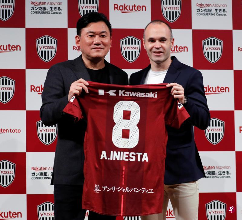 伊涅斯塔(右)从胜利船老板三木谷浩史(左)手中接过新东家队服。(路透社) 伊涅斯塔(右)从胜利船老板三木谷浩史(左)手中接过新东家队服。(路透社)