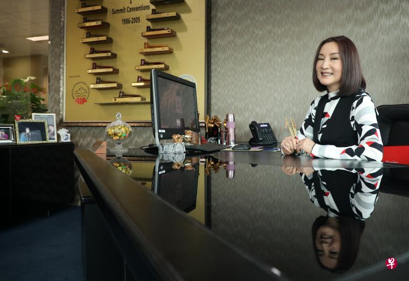 陈明利说落难之后做了保险,她已从『榴梿变西瓜』,曾经被叫『臭脸』的她什么刺都没有了。(陈斌勤摄) 陈明利说落难之后做了保险,她已从『榴梿变西瓜』,曾经被叫『臭脸』的她什么刺都没有了。(陈斌勤摄)