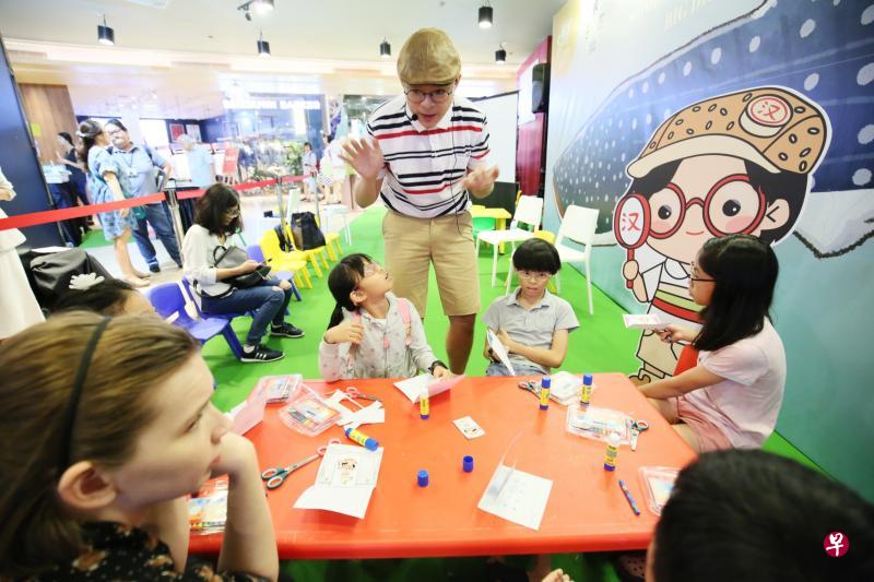 小朋友们动手制作有汉宝宝侦探图案的立体卡片,并将卡片带回家留作纪念。(何家俊摄) 小朋友们动手制作有汉宝宝侦探图案的立体卡片,并将卡片带回家留作纪念。(何家俊摄)