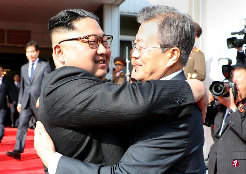 金正恩(左)和文在寅昨天又在板门店会晤,他们4月27日在那里举行了历史性的首个韩朝峰会,不同的是,这回地点在朝方这一侧。两人会面的照片是韩国总统府过后才发出的。(路透社) 金正恩(左)和文在寅昨天又在板门店会晤,他们4月27日在那里举行了历史性的首个韩朝峰会,不同的是,这回地点在朝方这一侧。两人会面的照片是韩国总统府过后才发出的。(路透社)