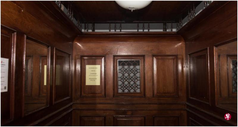 老电梯内部以红木装潢,复古典雅。(海峡时报) 老电梯内部以红木装潢,复古典雅。(海峡时报)