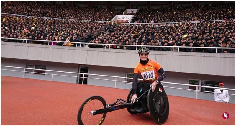 陈建民忆述,在朝鲜进行马拉松的最后400米时,全场4万人鼓掌打气,场面动人。(受访者提供) 陈建民忆述,在朝鲜进行马拉松的最后400米时,全场4万人鼓掌打气,场面动人。(受访者提供)