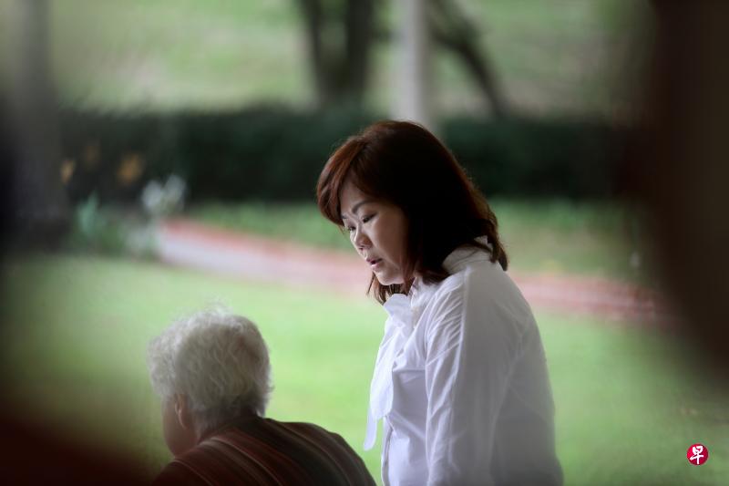 基层组织义工张招治(右)定期探访独居并患有精神病的杨女士。(严宣融摄) 基层组织义工张招治(右)定期探访独居并患有精神病的杨女士。(严宣融摄)