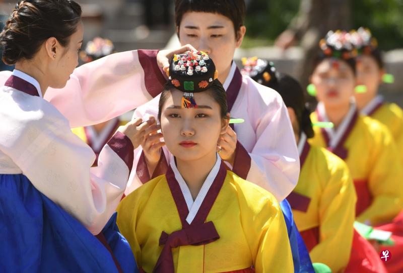韩国女子在首尔市郊外的村落身穿韩服,将头发挽成髻,插上簪子,行过“笄礼”。(法新社) 韩国女子在首尔市郊外的村落身穿韩服,将头发挽成髻,插上簪子,行过“笄礼”。(法新社)