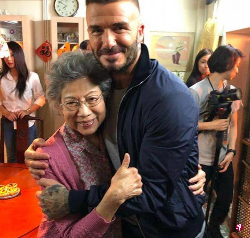 罗兰(左)赞贝克汉姆没架子。(互联网) 罗兰(左)赞贝克汉姆没架子。(互联网)