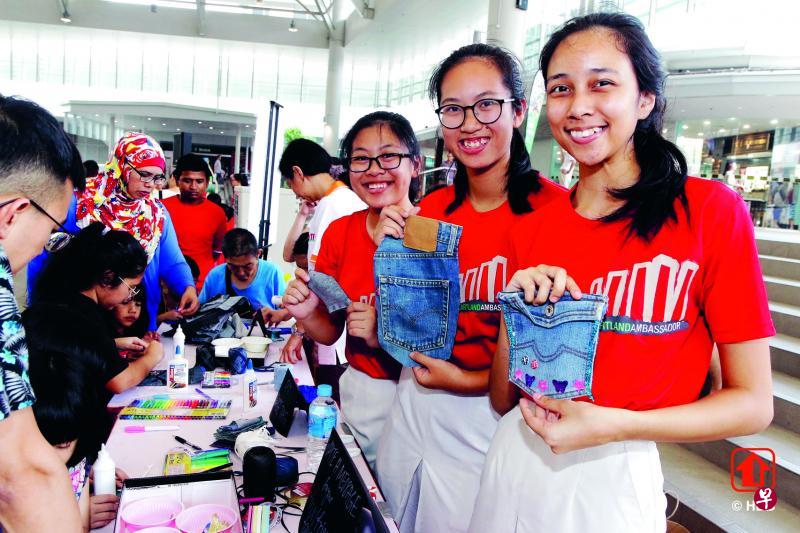 维多利亚初级学院学生塔玛拉(右起)、林颖仪和李昱贤加入“邻里之友”义工行列,于去年筹办两场工作坊,教导居民如何赋予旧牛仔布料“新生命”,制成小袋子或行李标签。(建屋局提供) 维多利亚初级学院学生塔玛拉(右起)、林颖仪和李昱贤加入“邻里之友”义工行列,于去年筹办两场工作坊,教导居民如何赋予旧牛仔布料“新生命”,制成小袋子或行李标签。(建屋局提供)