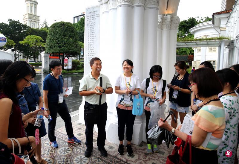 民间文史工作者李国梁(左三)导览市政区,带领读者穿梭那一带具代表性的地标。(龙国雄摄) 民间文史工作者李国梁(左三)导览市政区,带领读者穿梭那一带具代表性的地标。(龙国雄摄)