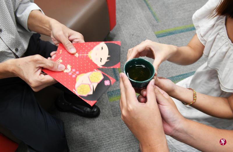 何义顺甚至与胡氏兰向老母亲敬茶。(示意照) 何义顺甚至与胡氏兰向老母亲敬茶。(示意照)
