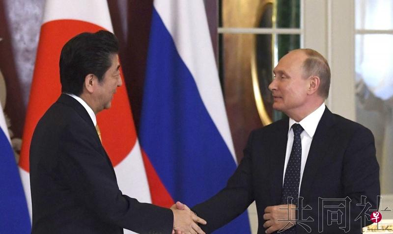 5月26日,日本首相安倍晋三与俄罗斯总统普京在莫斯科克里姆林宫举行会谈。(共同社) 5月26日,日本首相安倍晋三与俄罗斯总统普京在莫斯科克里姆林宫举行会谈。(共同社)