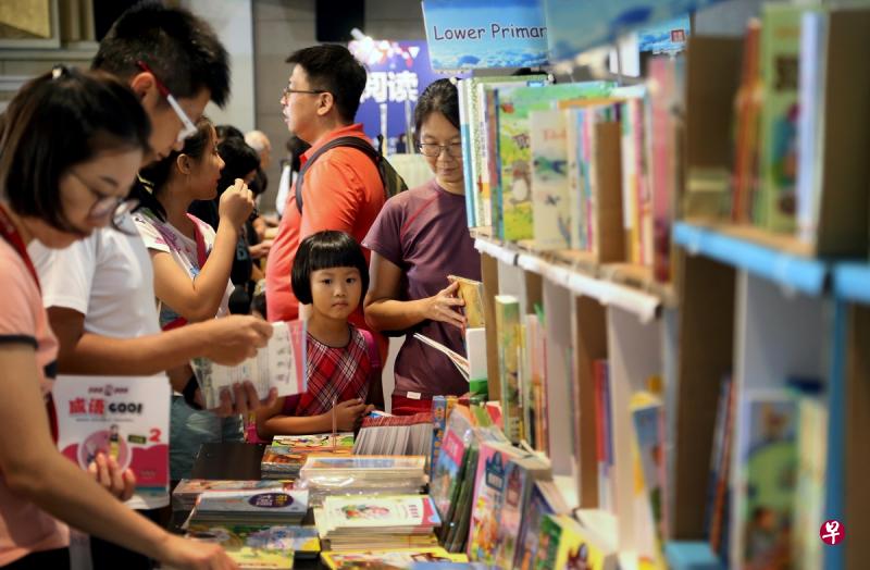 据书商观察,今年有更多家长带孩童到书展,新地点也有助吸引新读者群。(严宣融摄) 据书商观察,今年有更多家长带孩童到书展,新地点也有助吸引新读者群。(严宣融摄)