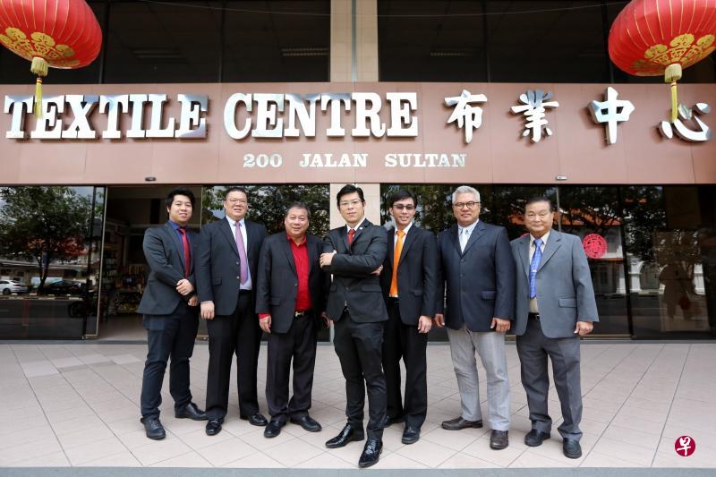 布业中心商联会前会长胡启耀(左三)与新执委(左起)胡思扬、池雅各、胡思凯、陈子恩、吕福春和卓开森在布业中心大厦前合影。(徐颖荃摄) 布业中心商联会前会长胡启耀(左三)与新执委(左起)胡思扬、池雅各、胡思凯、陈子恩、吕福春和卓开森在布业中心大厦前合影。(徐颖荃摄)