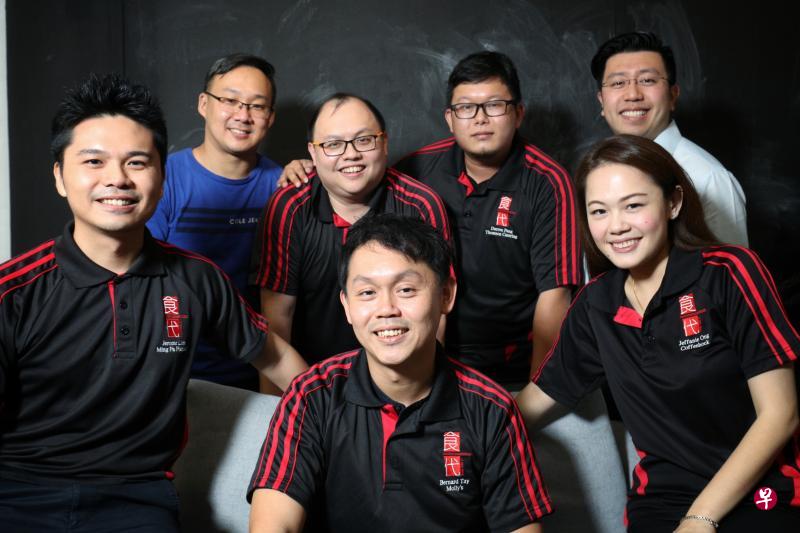 “食二代”会长郑义翰(前排中)、副会长冯俊辉(后排右二)和理事(前排左起)林世锋、王琳慧、程章燊(后排左起)、陈颖、陈宥仁合影。(林泽锐摄) “食二代”会长郑义翰(前排中)、副会长冯俊辉(后排右二)和理事(前排左起)林世锋、王琳慧、程章燊(后排左起)、陈颖、陈宥仁合影。(林泽锐摄)