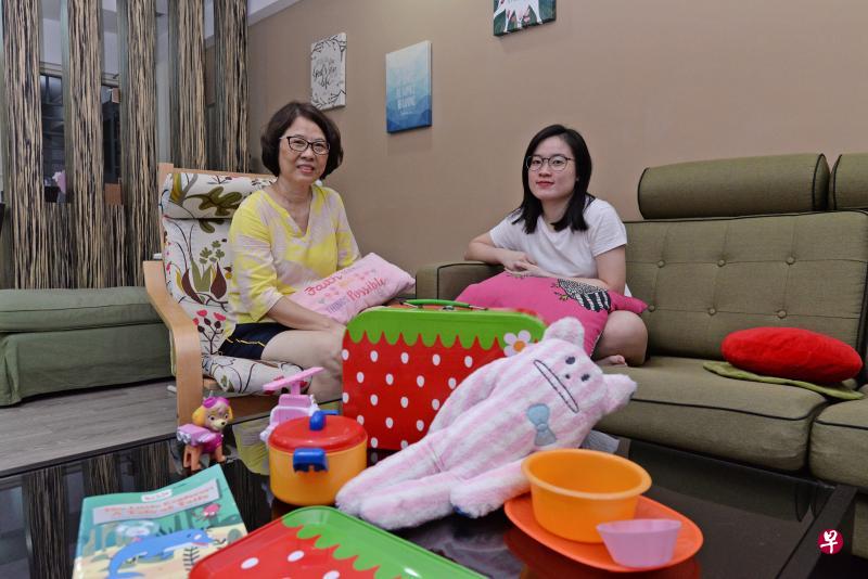 刘美仪(左)在她养女曾敏的支持下,目前寄养6岁女童小恩。(朱睿彬摄) 刘美仪(左)在她养女曾敏的支持下,目前寄养6岁女童小恩。(朱睿彬摄)