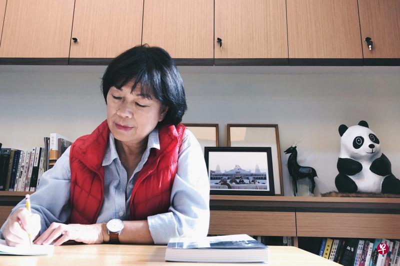 台湾知名作家、前文化部长龙应台去年秋天重返文字的世界,起心动念给“美君”写信,正式开始在台湾《天下》杂志每月两次的“美君”专栏。这19封信已集结成了最新作品《天长地久——给美君的信》。(黄顺杰摄) 台湾知名作家、前文化部长龙应台去年秋天重返文字的世界,起心动念给“美君”写信,正式开始在台湾《天下》杂志每月两次的“美君”专栏。这19封信已集结成了最新作品《天长地久——给美君的信》。(黄顺杰摄)