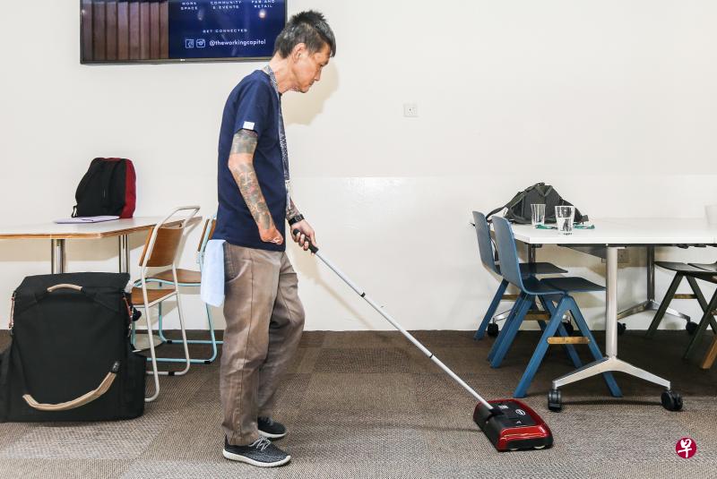 洪天文在一次工业意外中失去了右掌,但老板为他量身定制工作范围,并添购能够单手操作的清洁器材,让他继续胜任工作。(梁伟康摄) 洪天文在一次工业意外中失去了右掌,但老板为他量身定制工作范围,并添购能够单手操作的清洁器材,让他继续胜任工作。(梁伟康摄)