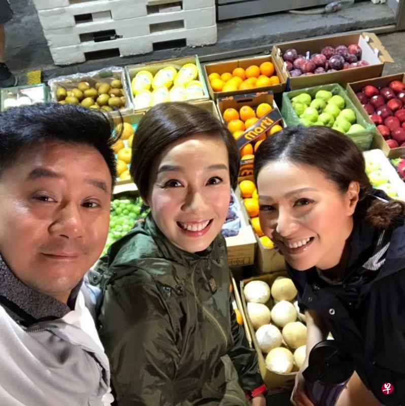 麦长青(左起)、江美仪、腾丽名主持的《街市游乐园》,拍摄新马篇。(星和视界提供) 麦长青(左起)、江美仪、腾丽名主持的《街市游乐园》,拍摄新马篇。(星和视界提供)