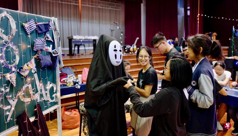 裕初学生以环保主题设计活动摊位,筹备一系列老少咸宜且富有启发性的活动。 裕初学生以环保主题设计活动摊位,筹备一系列老少咸宜且富有启发性的活动。