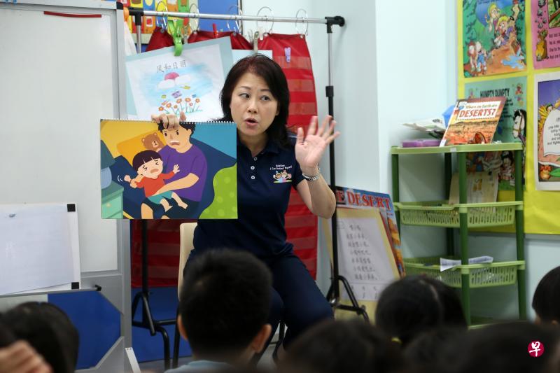 “恶叔叔这时把手伸进CJ的裤子里……”儿童会倡导部高级助理陈丽贞以图片故事教导小朋友哪些触摸不可以接受，必须拒绝并立即离开。（严宣融摄）