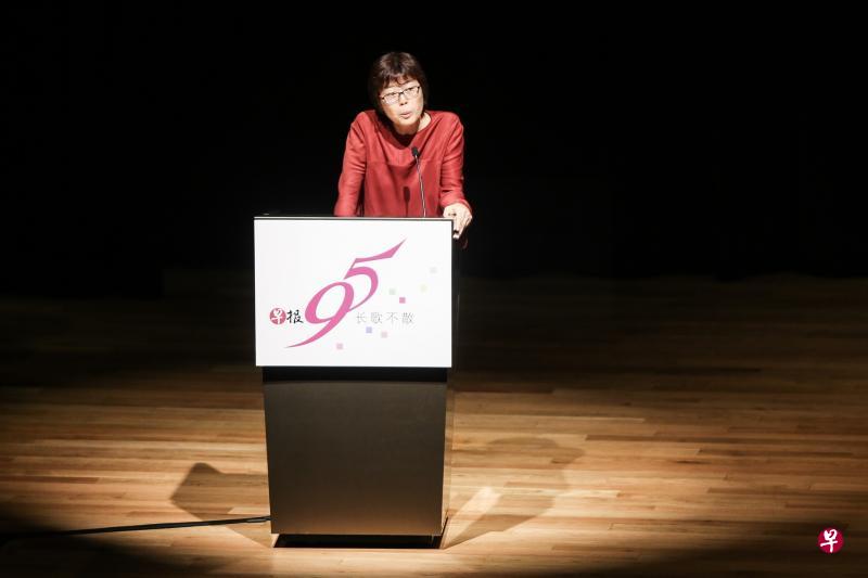 李慧玲:我们一边继续接收许多手机短信,或许更需要一边体味文字的温度、深度和文学的力度。(梁伟康摄影) 李慧玲:我们一边继续接收许多手机短信,或许更需要一边体味文字的温度、深度和文学的力度。(梁伟康摄影)