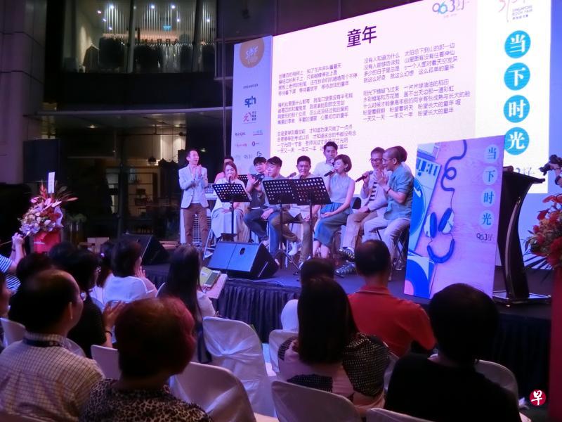 96.3好FM的DJ们在新加坡书展上献唱了八九十年代的好歌及新谣歌曲。(96.3好FM提供) 96.3好FM的DJ们在新加坡书展上献唱了八九十年代的好歌及新谣歌曲。(96.3好FM提供)