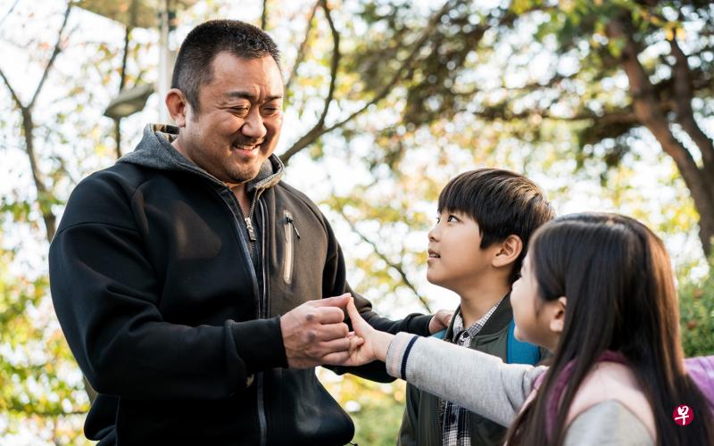 马克(马东锡饰)回韩国参加全国腕力大赛,遇没见过面的妹妹秀珍和她的一双儿女。(Warner Bros.提供) 马克(马东锡饰)回韩国参加全国腕力大赛,遇没见过面的妹妹秀珍和她的一双儿女。(Warner Bros.提供)