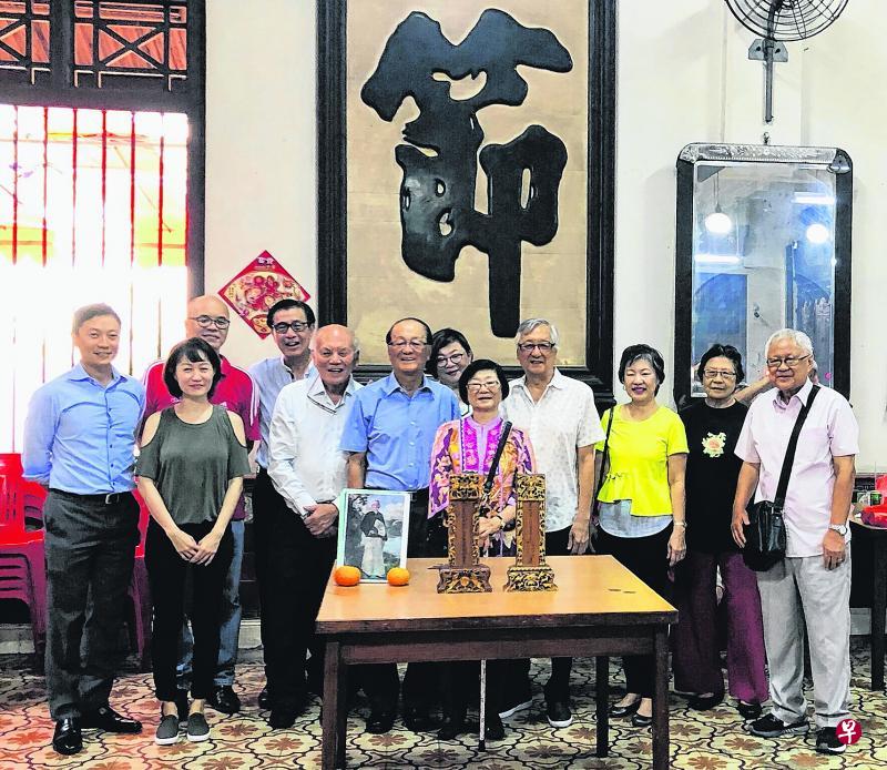 今年2月14日两尊神主牌位移送至林氏大宗祠,跨越三代的12名林路后人合影留念。前排左三为张东孝,左四为林怀玉医生。 今年2月14日两尊神主牌位移送至林氏大宗祠,跨越三代的12名林路后人合影留念。前排左三为张东孝,左四为林怀玉医生。