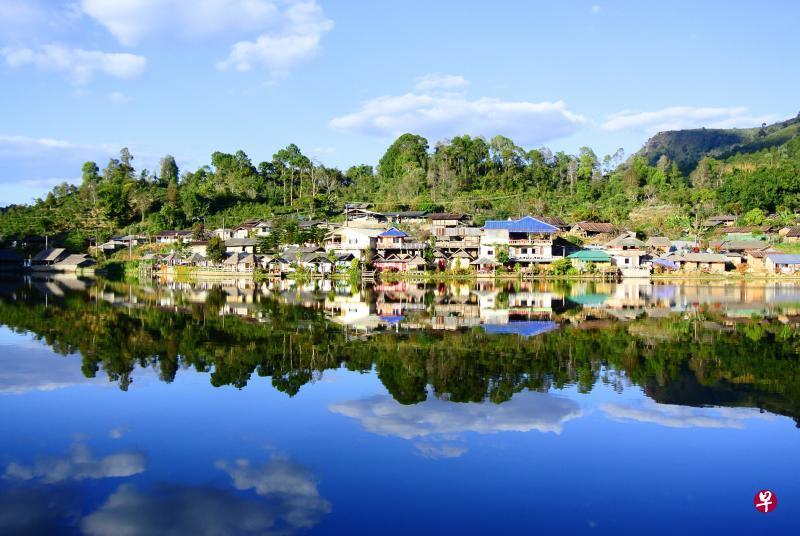 隐藏在郁郁葱葱的山区里，恍如隔世的密窝村。