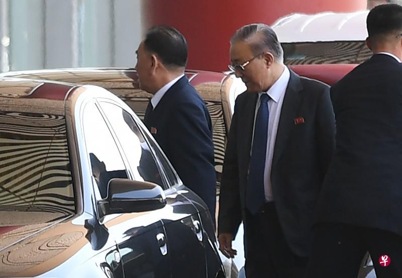 金英哲(左)周二抵达北京,周三下午搭机飞往美国纽约。(法新社) 金英哲(左)周二抵达北京,周三下午搭机飞往美国纽约。(法新社)