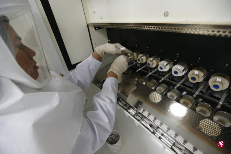 卫生科学局的香烟化验室前年添置这台自动抽烟机,有20个孔可放入香烟,模拟20人吸烟的方式,让当局测试香烟的含量。根据去年首次展开的化验研究,本地售卖的香烟产品有非常高的可致癌化学成分。(海峡时报) 卫生科学局的香烟化验室前年添置这台自动抽烟机,有20个孔可放入香烟,模拟20人吸烟的方式,让当局测试香烟的含量。根据去年首次展开的化验研究,本地售卖的香烟产品有非常高的可致癌化学成分。(海峡时报)