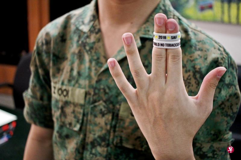 我国10多个军营今天举行世界无烟日宣导活动,分发戒烟承诺圈,让服役人员绑住用来夹烟蒂的食指和中指,象征对戒烟的承诺。(国防部提供) 我国10多个军营今天举行世界无烟日宣导活动,分发戒烟承诺圈,让服役人员绑住用来夹烟蒂的食指和中指,象征对戒烟的承诺。(国防部提供)