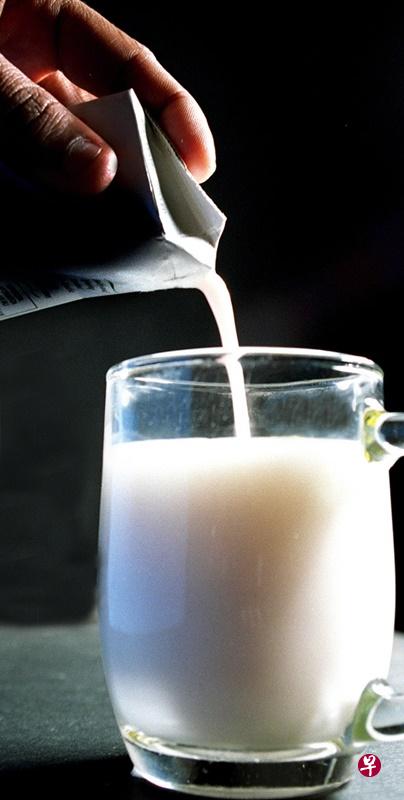 对乳糖不耐的人群,喝牛奶后或许会感觉肚子不舒服。(档案照) 对乳糖不耐的人群,喝牛奶后或许会感觉肚子不舒服。(档案照)