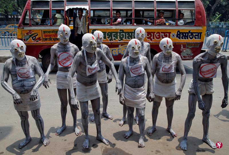 昨天在印度城市加尔各答,反烟草团体成员扮成“骷髅”,以传达烟草毒害人体健康的信息。(路透社) 昨天在印度城市加尔各答,反烟草团体成员扮成“骷髅”,以传达烟草毒害人体健康的信息。(路透社)
