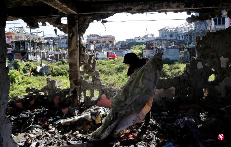 马拉维战役结束了近半年后,最近才让居民回去战役重灾区,在几乎成为废墟的“家”里搜索还可以用的东西。国会通过了自治法案是否能为菲南带来太平,是饱经动乱的人们最关心的。(路透社) 马拉维战役结束了近半年后,最近才让居民回去战役重灾区,在几乎成为废墟的“家”里搜索还可以用的东西。国会通过了自治法案是否能为菲南带来太平,是饱经动乱的人们最关心的。(路透社)