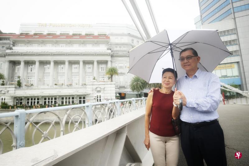 潘丽如(左)与黄学忠回忆当年加文纳桥拍拖的日子。 潘丽如(左)与黄学忠回忆当年加文纳桥拍拖的日子。