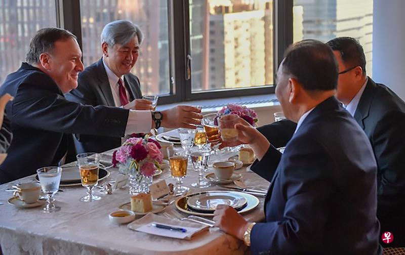 美国国务院发布的照片显示,蓬佩奥(左一)30日与金英哲(右二)共进晚餐。两人之前曾在朝鲜会晤了两次。(法新社) 美国国务院发布的照片显示,蓬佩奥(左一)30日与金英哲(右二)共进晚餐。两人之前曾在朝鲜会晤了两次。(法新社)