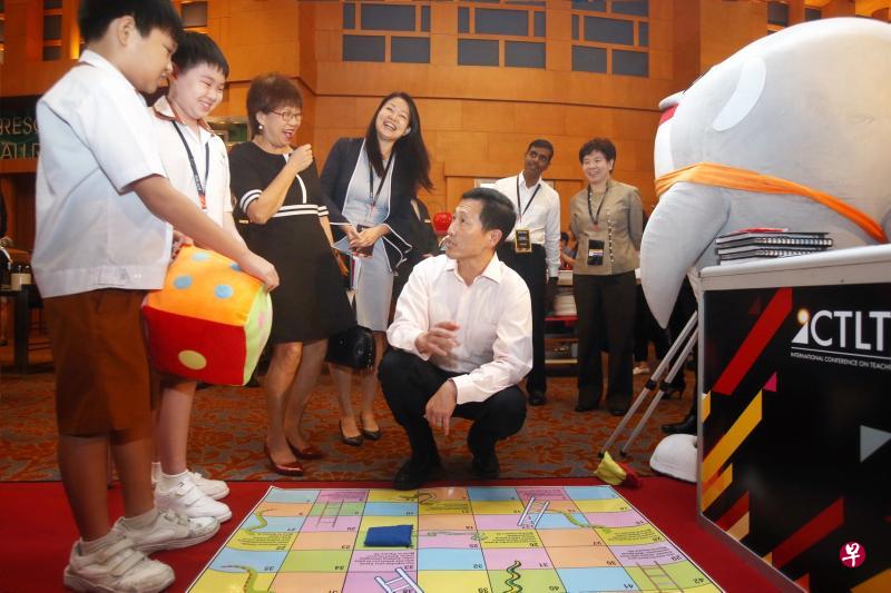 教育部长王乙康(前排右一)在教育科技国际研讨会上参观不同院校如何在教学中融入科技的展览,随行的包括惹兰勿刹集选区议员潘丽萍(左三)和淡滨尼集选区议员钟丽慧(左四)。(海峡时报) 教育部长王乙康(前排右一)在教育科技国际研讨会上参观不同院校如何在教学中融入科技的展览,随行的包括惹兰勿刹集选区议员潘丽萍(左三)和淡滨尼集选区议员钟丽慧(左四)。(海峡时报)